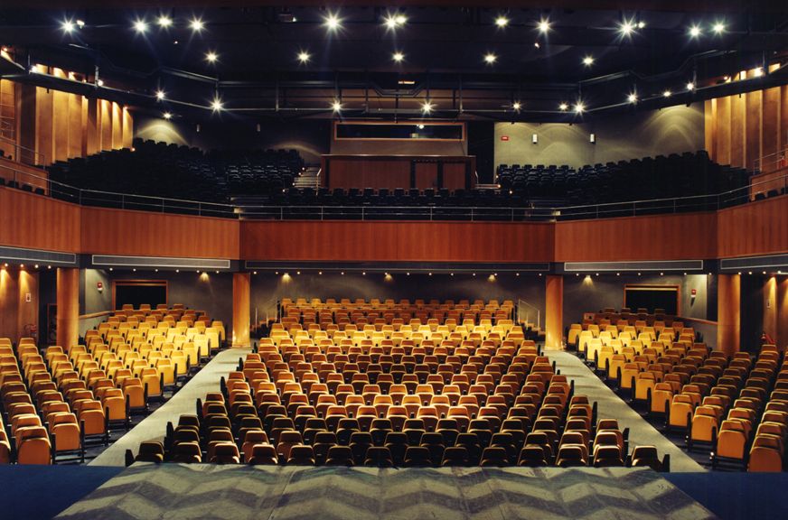 Imagem mostra plateia de teatro