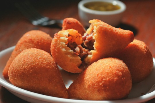 Coxinhas de rabada: recheadas com uma versão desfiada e cozida no vinho tinto