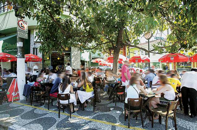 O calçadão: cenário para provar as criações do Português O calçadão: cenário para provar as criações do Português