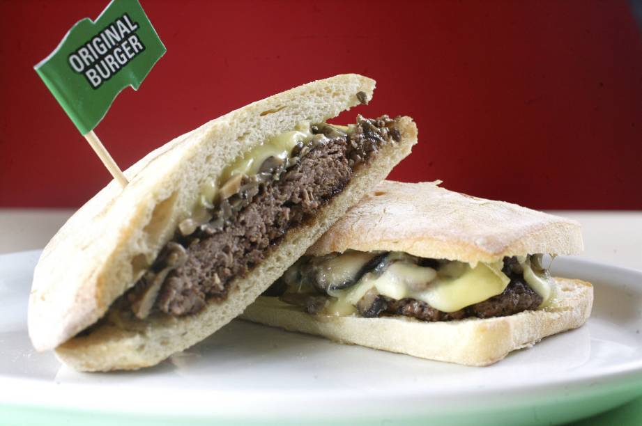 California: hambúrguer de fraldinha com shiitake e shimeji no pão ciabatta