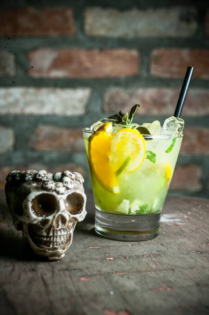 O drinque amauri leva cachaça, Cointreau, limão-taiti, laranja, gengibre e hortelã O drinque amauri leva cachaça, Cointreau, limão-taiti, laranja, gengibre e hortelã