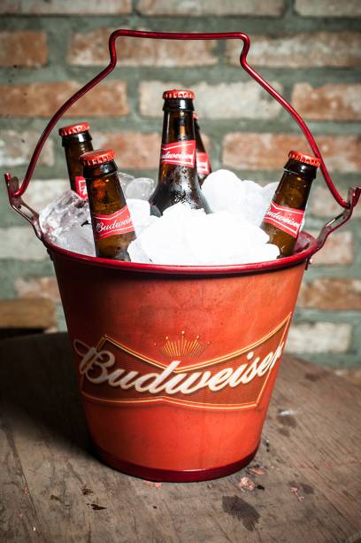 Cerveja Budweiser, vendida em long neck Cerveja Budweiser, vendida em long neck