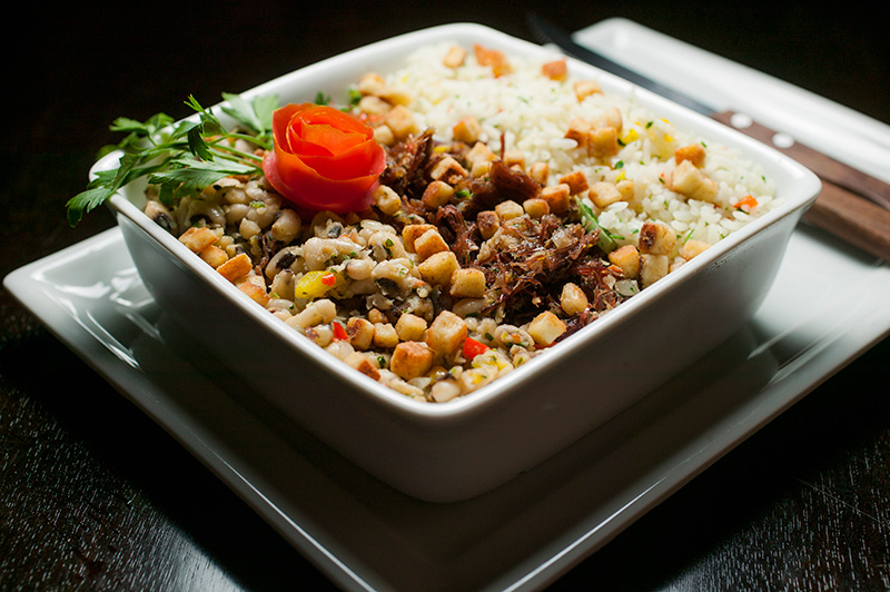 O baião de dois traz arroz, feijão-fradinho e carne-seca