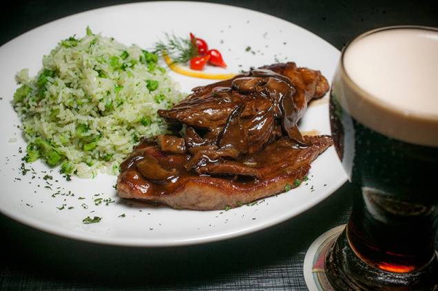 Coberta por pedaços de cogumelo shiitake e molho madeira, a picanha vem com arroz de brócolis Coberta por pedaços de cogumelo shiitake e molho madeira, a picanha vem com arroz de brócolis