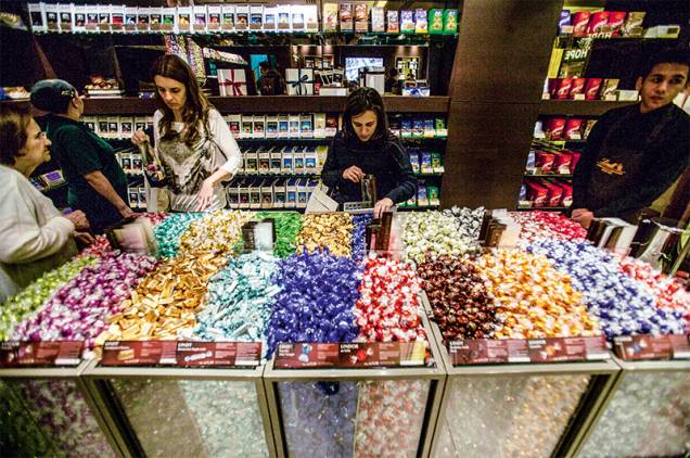 O salão com os bombons vendidos a granel O salão com os bombons vendidos a granel