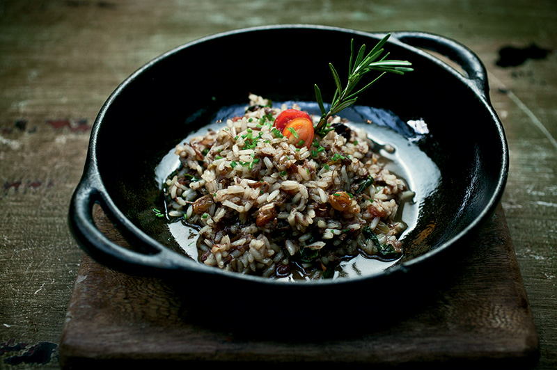 Arroz de bochecha bovina com espinafre e uva-passa