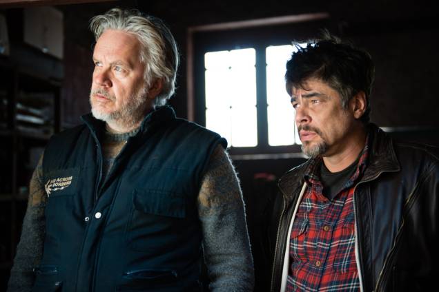 Um Dia Perfeito: Benicio Del Toro e Tim Robbins Um Dia Perfeito: Benicio Del Toro e Tim Robbins