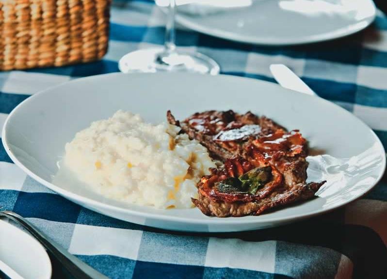 Saltimbocca alla romana: filé-mignon coberto por presunto cru e sálvia com risoto de parmesão