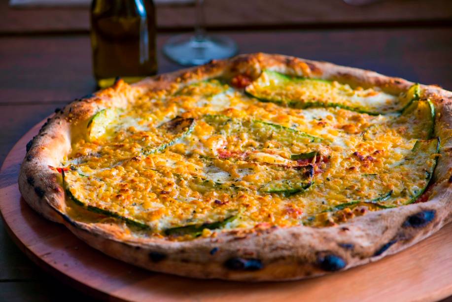 Uma das melhores pedidas, a zucchine leva abobrinha grelhada, queijo brie, parmesão e alho Uma das melhores pedidas, a zucchine leva abobrinha grelhada, queijo brie, parmesão e alho