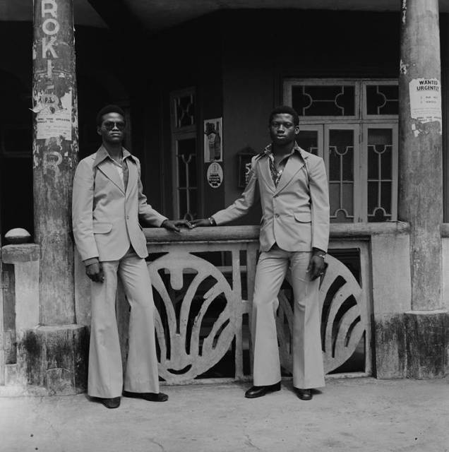 Retrato de homens na Nigéria são apresentadas na sala com trilha sonora de Fela Kuti Retrato de homens na Nigéria são apresentadas na sala com trilha sonora de Fela Kuti