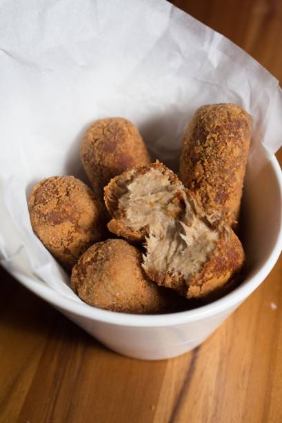 O croquete de carne se mostra cheio de cremosidade