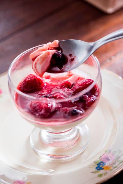 Na sobremesa, a panacota é regada com calda de frutas vermelhas