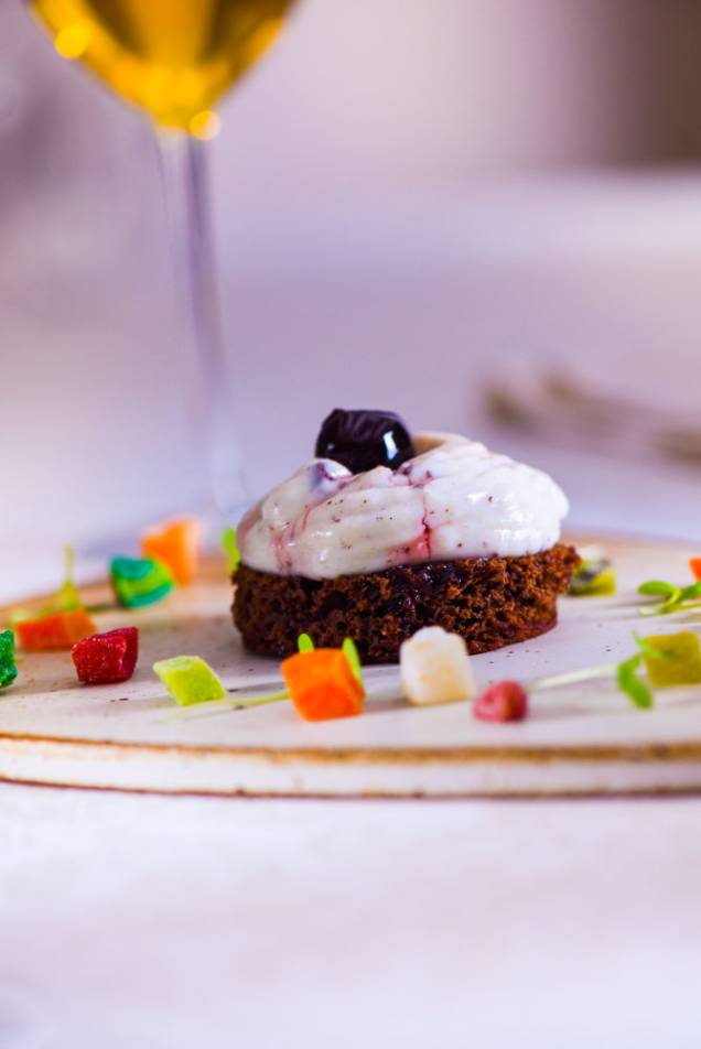 Uma versão moderna cassata siciliana leva cereja amarena Uma versão moderna cassata siciliana leva cereja amarena