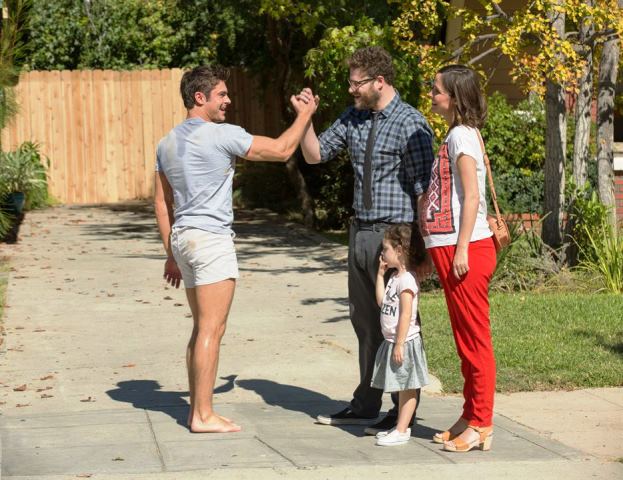 Vizinhos 2: Teddy (Zac Efron) ajuda o casal