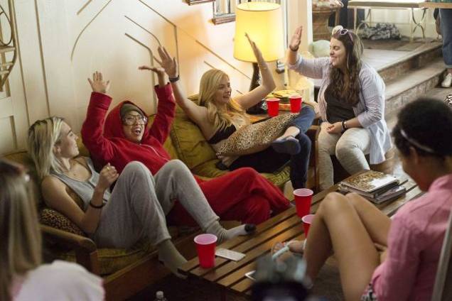 Vizinhos 2: elas querem fazer uma festa melhor que os meninos Vizinhos 2: elas querem fazer uma festa melhor que os meninos