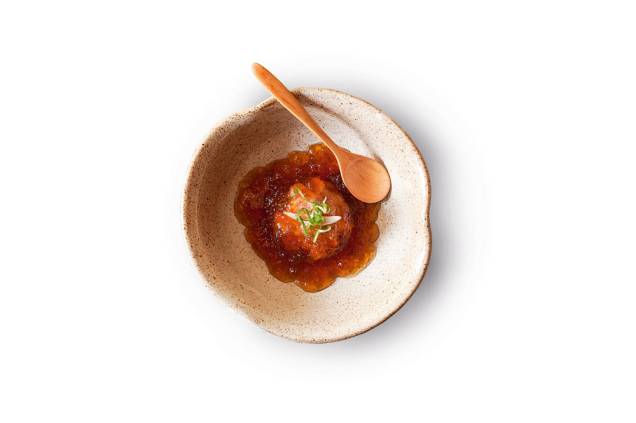 Torô barriga de atum: picada na faca como um tartare, a carne do peixe recebe gelatina de vinagre Torô barriga de atum: picada na faca como um tartare, a carne do peixe recebe gelatina de vinagre