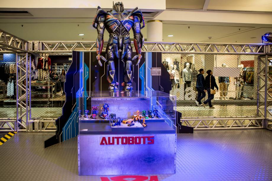 No espaço temático Transformers estão expostos personagens de dois metros de altura