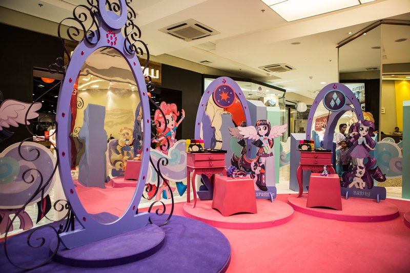 No Equestrian Magia, as meninas podem se transformar em seu personagem favorito
