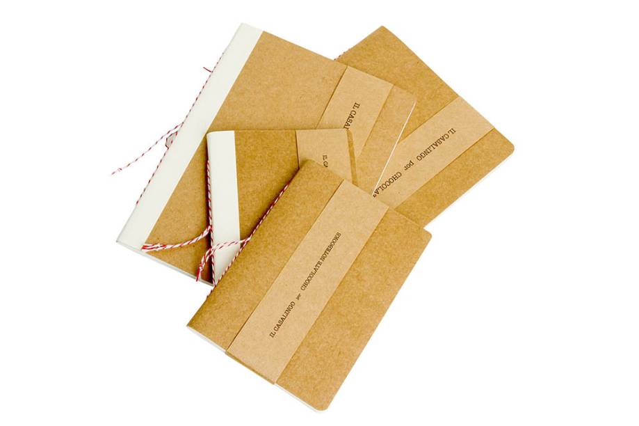 Cadernos com folhas de papel-manteiga ou intercaladas com outras variedades, R$ 16,90 o pequeno e R$ 26,90 o grande. Chocolate Notebooks para Il Casalingo. Cadernos com folhas de papel-manteiga ou intercaladas com outras variedades, R$ 16,90 o pequeno e R$ 26,90 o grande. Chocolate Notebooks para Il Casalingo.