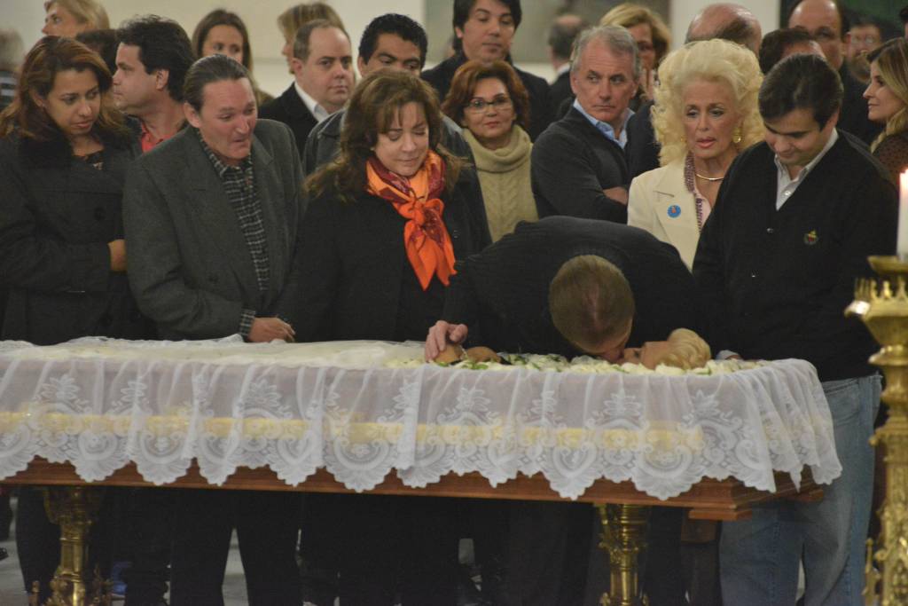 silvio-santos-da-selinho-em-hebe-no-caixao.jpeg Silvio Santos dá selinho em Hebe no caixão