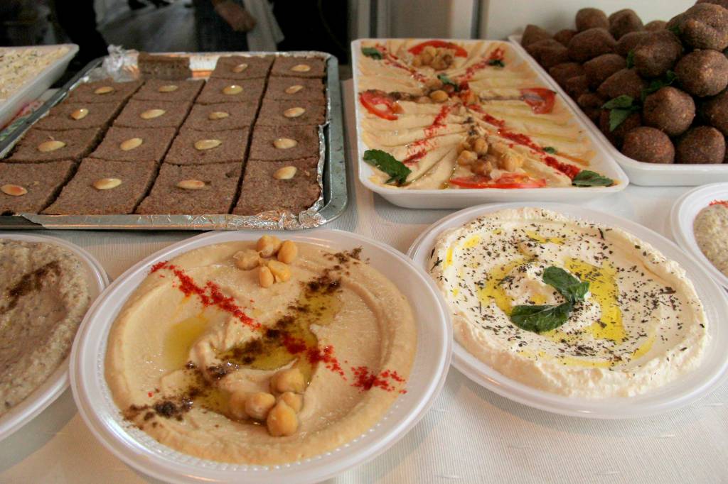 ONG promove bazar com comida e artesanato feitos por refugiados