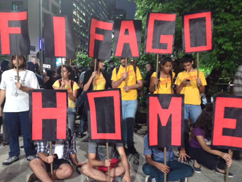 Manifestantes seguram cartaz onde se lê: Fora Fifa, na Avenida Paulista