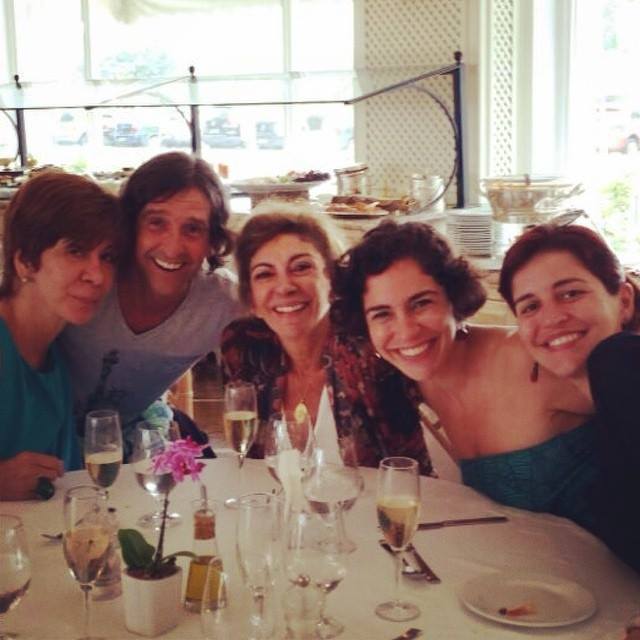 Filho posta foto de Marília Pêra com a família e diz estar devastado