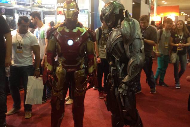 É comum encontrar fãs com fantasias elaboradas e extremamente bem feitas pelos corredores, como este Homem de Ferro e o vilão Ultron É comum encontrar fãs com fantasias elaboradas e extremamente bem feitas pelos corredores, como este Homem de Ferro e o vilão Ultron