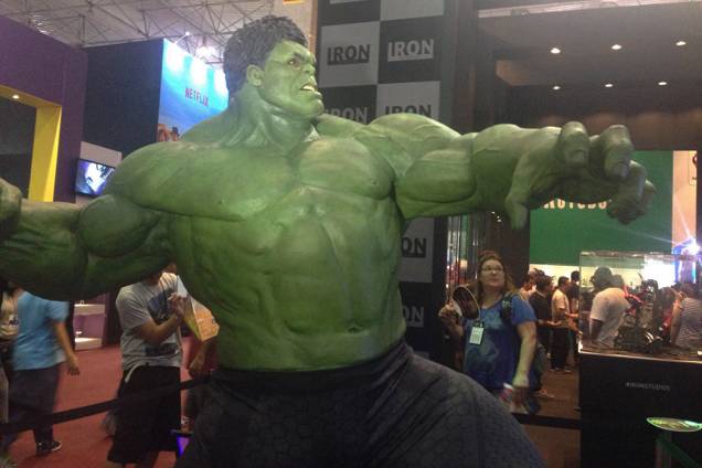 Modelo em tamanho real do super-herói Hulk: ponto de encontro para selfies e fotos posadas Modelo em tamanho real do super-herói Hulk: ponto de encontro para selfies e fotos posadas