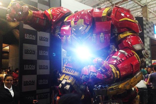 Modelo em tamanho real da Hulkbuster, armadura usada pelo Homem de Ferro para deter os avanços de Hulk descontrolado Modelo em tamanho real da Hulkbuster, armadura usada pelo Homem de Ferro para deter os avanços de Hulk descontrolado