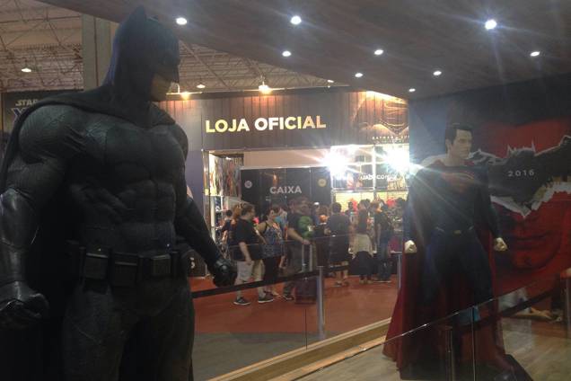 Modelos de Batman e Super-Homem: estrelas do próximo filme da Warnes Bros., heróis ganham destaque no evento Modelos de Batman e Super-Homem: estrelas do próximo filme da Warnes Bros., heróis ganham destaque no evento