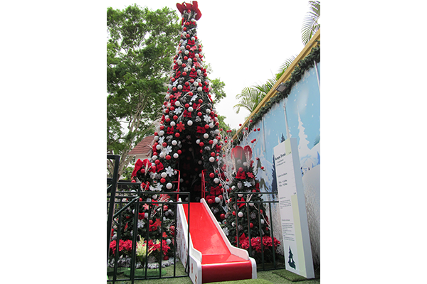 Decoração interativa: escorregador em meio a árvore de natal Decoração interativa: escorregador em meio a árvore de natal