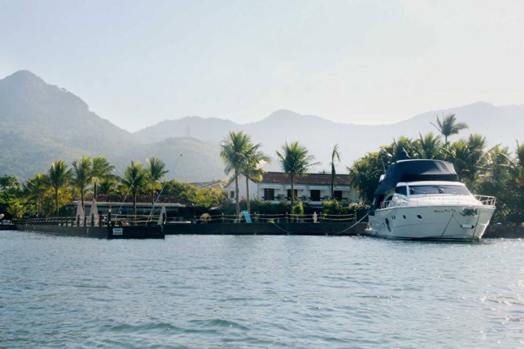 Cinco pessoas estão desaparecidas após naufrágio de escuna em Angra