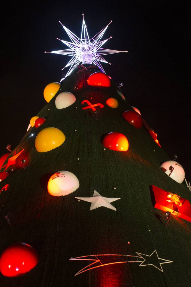 Árvore de Natal do Parque do Ibirapuera em 2014, com 54 metros de altura Árvore de Natal do Parque do Ibirapuera em 2014, com 54 metros de altura
