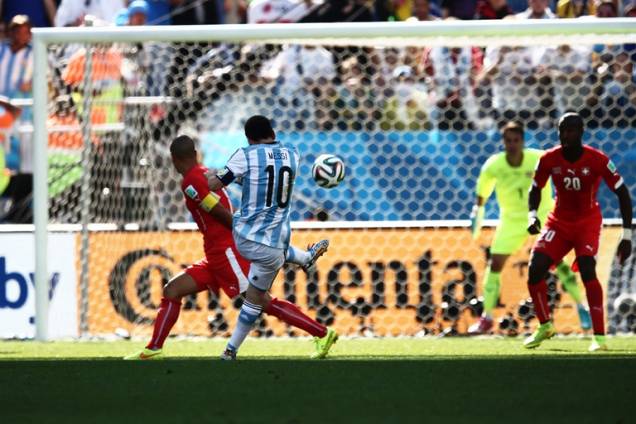 Messi chuta para o gol em partida contra a Suíça: vitória no sufoco Messi chuta para o gol em partida contra a Suíça: vitória no sufoco