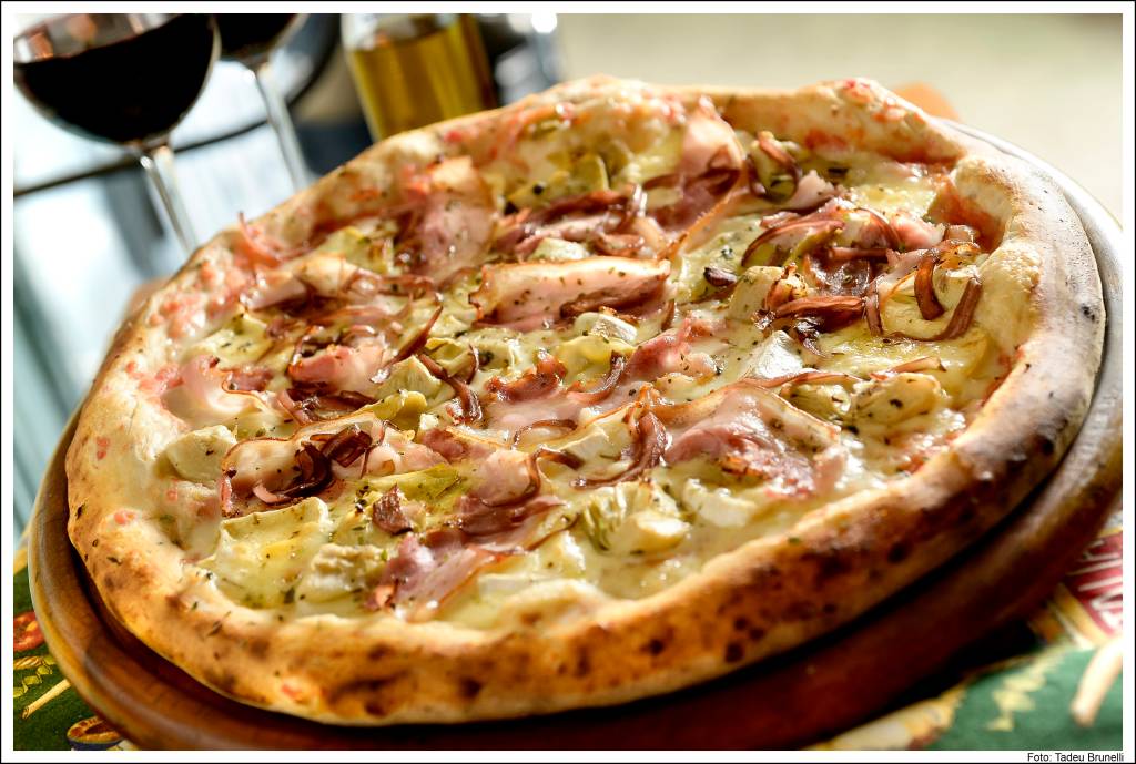 Bros realiza pizzada na calçada