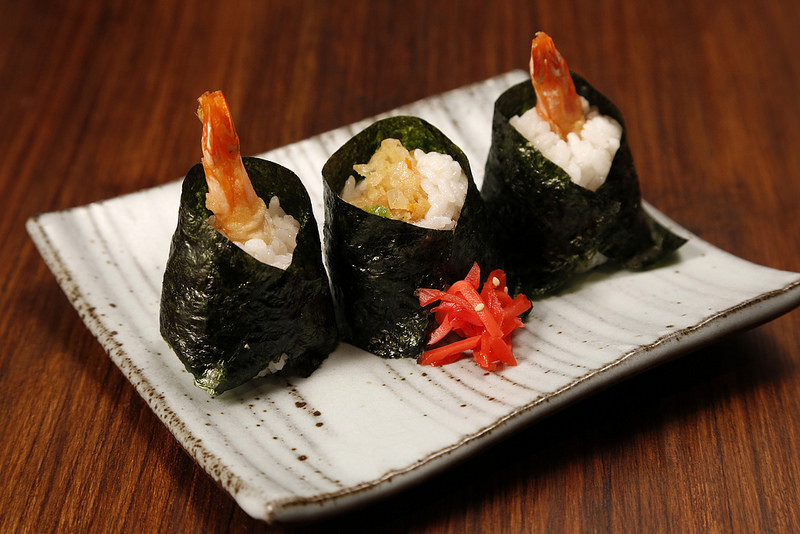 Barracas na calçada vendem comida asiática em bairros nobres