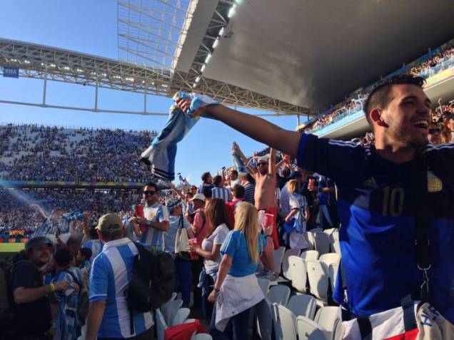 Comemoração dos torcedores argentinos dentro do estádio Comemoração dos torcedores argentinos dentro do estádio