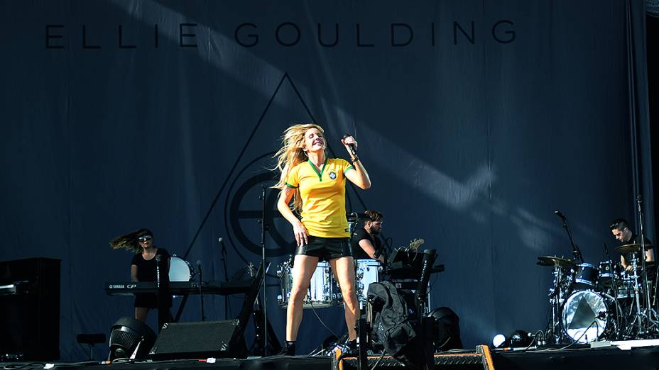 Vestida com camiseta da Seleção Brasileira, Ellie Golding incendeia a plateia no Palco Skol Vestida com camiseta da Seleção Brasileira, Ellie Golding incendeia a plateia no Palco Skol