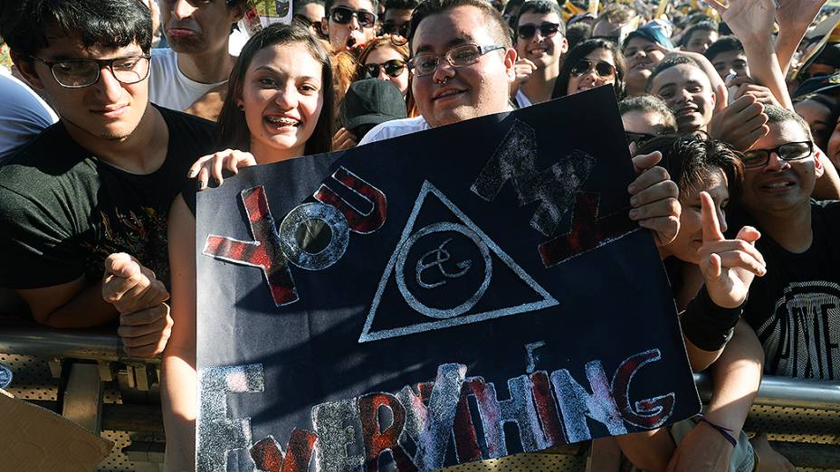 Vestida com camiseta da Seleção Brasileira, Ellie Golding incendeia a plateia no Palco Skol Vestida com camiseta da Seleção Brasileira, Ellie Golding incendeia a plateia no Palco Skol