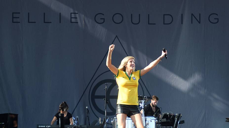 Vestida com camiseta da Seleção Brasileira, Ellie Golding incendeia a plateia no Palco Skol Vestida com camiseta da Seleção Brasileira, Ellie Golding incendeia a plateia no Palco Skol