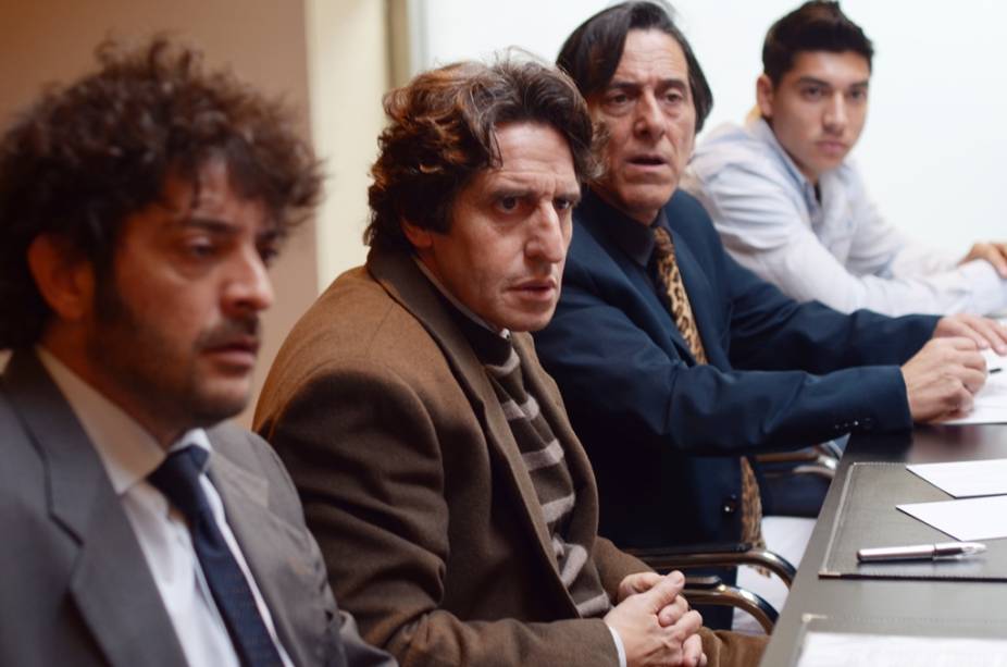 Papéis ao Vento: três amigos tentam ajudar a filha pequena de um amigo recentemente falecido Papéis ao Vento: três amigos tentam ajudar a filha pequena de um amigo recentemente falecido