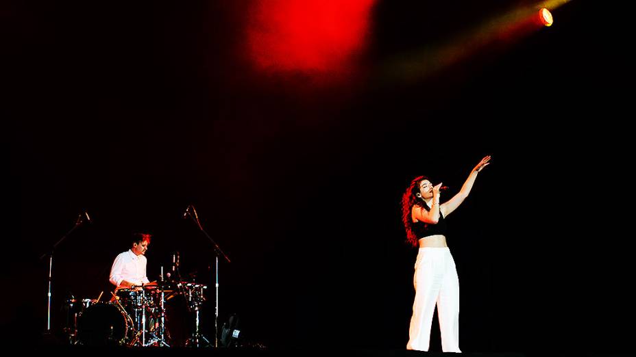 Com um show introspectivo e vibrante, a adolescente neozelandesa de 17 anos foi uma das grandes surpresas do primeiro dia do festival Com um show introspectivo e vibrante, a adolescente neozelandesa de 17 anos foi uma das grandes surpresas do primeiro dia do festival