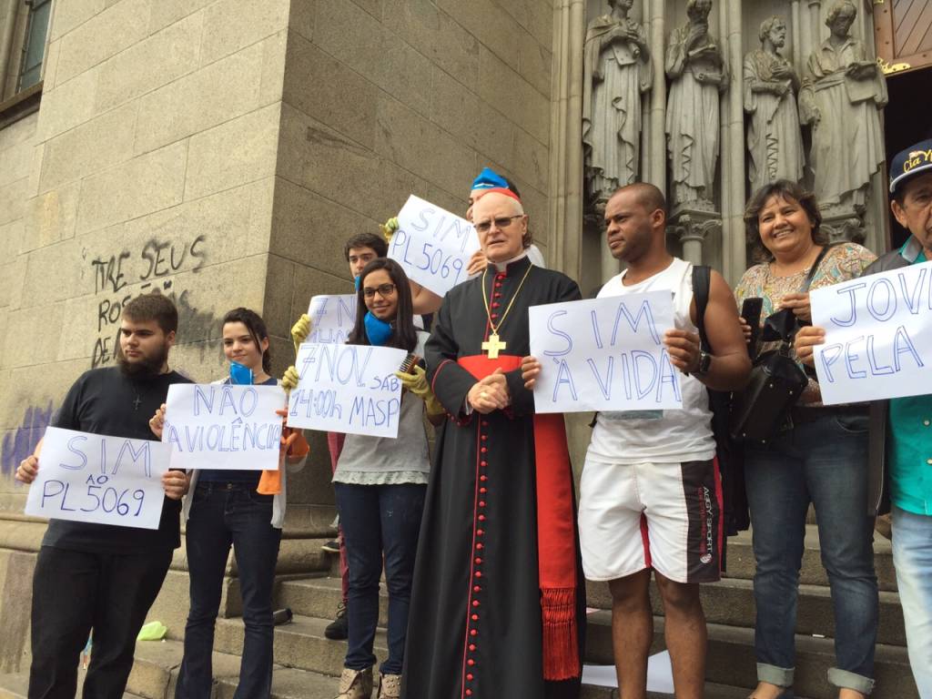 Jovens católicos limpam pichações nas paredes da Catedral da Sé