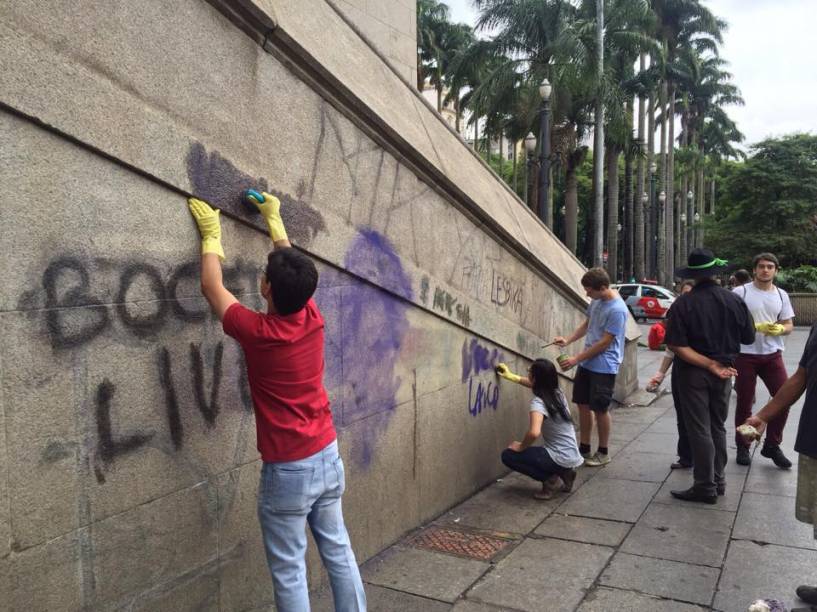 	O trabalho de limpeza da Igreja da Sé começou neste domingo (1)