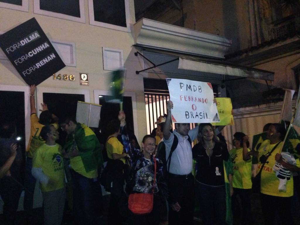 Manifestantes fazem protesto em frente à sede do PMDB