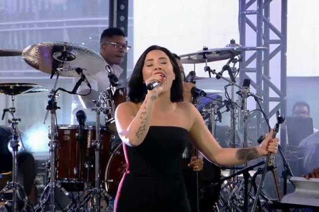 A cantora Demi Lovato abriu o show com seu novo single, "Confident" A cantora Demi Lovato abriu o show com seu novo single, "Confident"