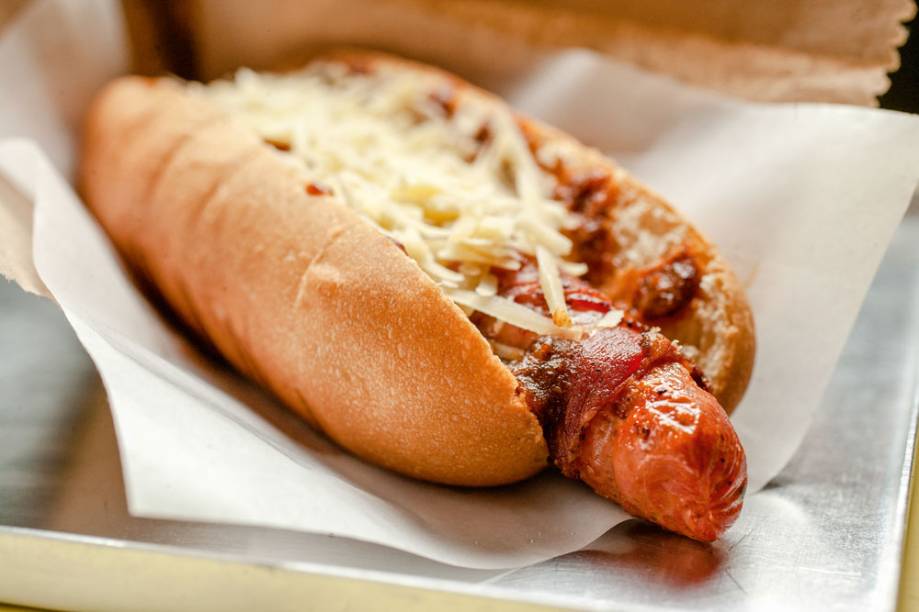 Bacon dog (16 reais): uma fatia da carne de porco enrola a salsicha