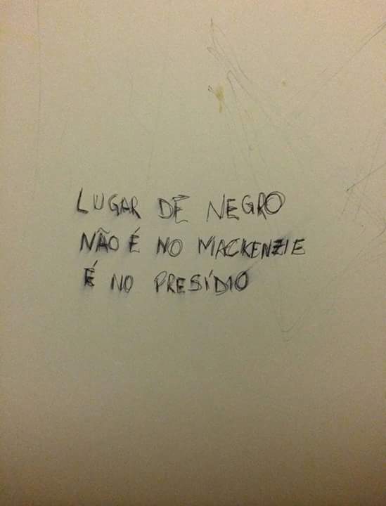 Pichação racista é encontrada em banheiro do Mackenzie