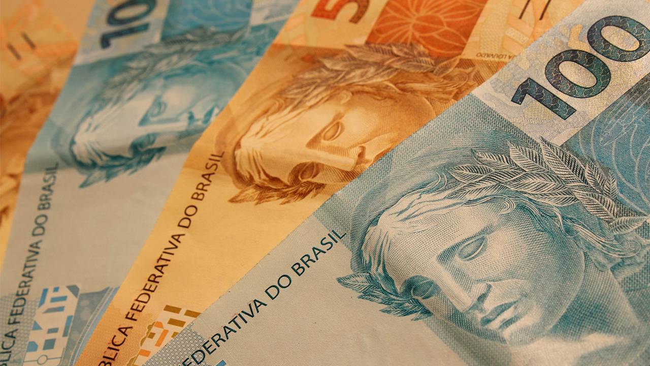 A imagem mostra cédulas de dinheiro